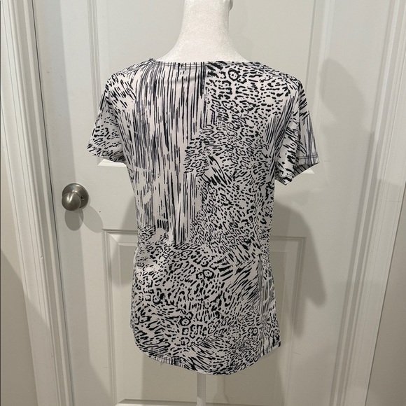 Stylish Black and White Patterned Short Sleeve Top - Picture 4 of 8